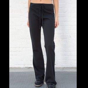 Brandy Melville Hilary yoga pants in black, one size
